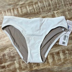 New with tags Lululemon waterside mid rise, medium bottom, extra small